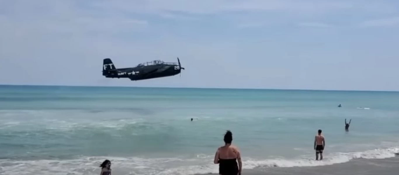 Αεροπλάνο του Β'ΠΠ προσθαλασσώθηκε ανάμεσα σε λουόμενους στη Φλόριντα! (βίντεο)